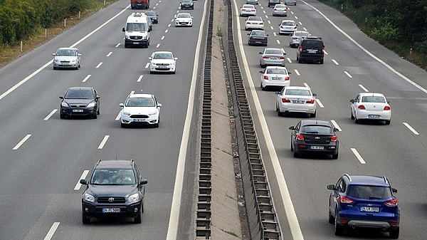 Bakanlıktan yapılan açıklamada, 1 Ocak 2024 ve sonrası ilk kez tescil edilen araçlar ile yeniden tescil plakası basılan araçlarda karekod (QR kod) ve tanım numarası bulunmasının zorunlu olduğu hatırlatıldı.