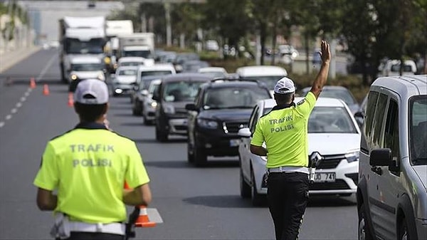 Trafik sorunlarının çözümü, trafik kurallarına uyumla sağlanır, lütfen trafik kurallarına uyalım."