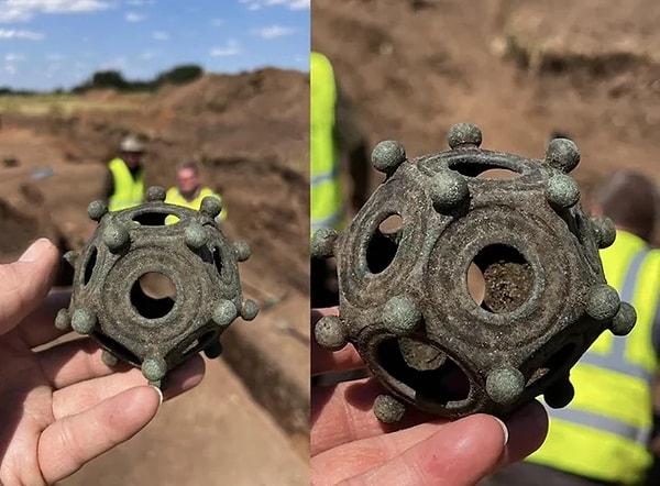 1. 1700 yıldır gömülü kaldıktan sonra 2023 yazında bir çiftçinin tarlasında yapılan amatör bir kazı sırasında ortaya çıkarılan ve nesneler arasındaki uzaklığı ölçmek için kullanıldığı düşünülen bronz bir "dodecahedron"