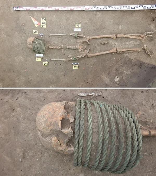5. Ukrayna'da, boyunlarında büyük yüzükler ve ayaklarında kovalar bulunan ölülerin bulunduğu 1000 yıllık bir mezarlık keşfedildi.