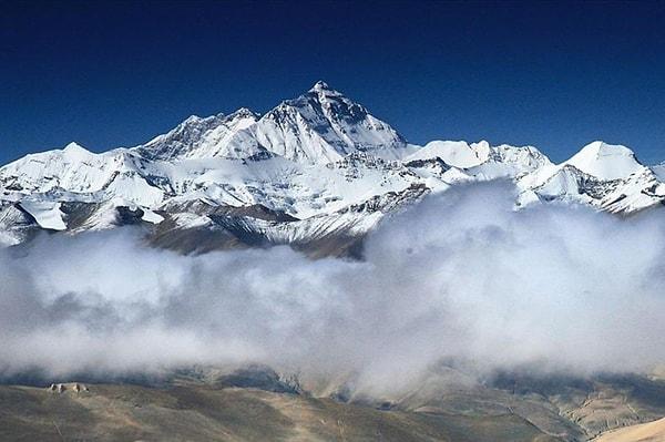 3. 8,849 metre ile dünyanın en yüksek dağı olan Everest, hangi dağ sırasında yer alır?