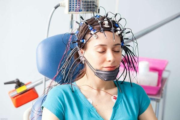 13. "Odayı temizlerken EEG(beyin dalgalarını ölçen bir yöntem) cihazı buldum. Çok saçmaydı."