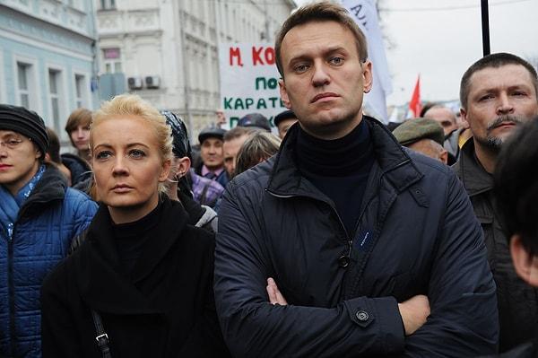 Rusya'da muhalif liderlere ve hükümet karşıtı söylemlerde bulunan sanatçılara ve halka bastırma eylemleri tüm dünyanın gündeminde yer alan bir konu. Ama son zamanlarda basına yansıyıp çok konuşulan Rus muhalif lider Aleksey Navalni'nin başına gelenler.