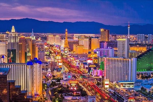 Formula 1 ve meşhur konserlere ev sahipliği yapacak olan Las Vegas da 2024 için ziyaret edilmesi tavsiye edilen yerlerden.