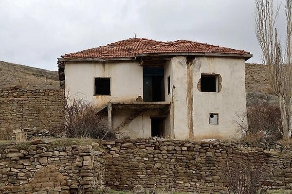 Sivas Sarkışla'ya bağlı Kışla Köyü ilginç bir haberle gündeme düştü. 15 yıl önce 20 hanenin bulunduğu köyde çıkan üç harfliler söylentisinin ardından aileler köyü teker teker terk etmeye başladı. Yıllardır boş olan köyde şu an tek bir aile yaşıyor.