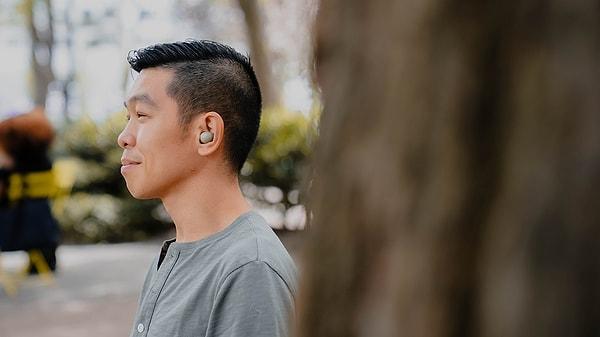 Kullanıcılar, Buds 2 kulaklıklarının sahip olduğu "Gürültü Kontrol Modu" özelliği sayesinde ortamdaki dış sesleri azaltabildiği gibi, çevresini ve diğer insanları duyabilmek için ortam sesini artırabiliyor ve netleştirebiliyor.