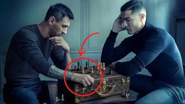Louis Vuitton marka damalı bir bavul üzerinde satranç oynadığı görülen ikilinin pozu ilginç bir iddiayla yeniden gündeme geldi.