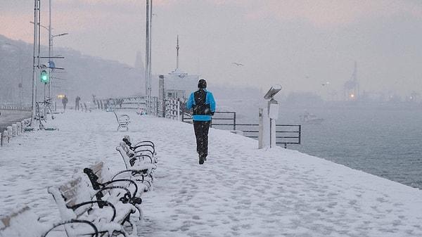 Türkiye'nin kuzeyindeki 7 il için sarı uyarı geldi. Meteoroloji Genel Müdürlüğü'nce Batı Karadeniz için akşam saatlerinden itibaren kuvvetli kar uyarısı yapıldı. Hafta sonu ise İstanbul dahil birçok ilde karla karışık yağmur ve yoğun kar yağışı bekleniyor.