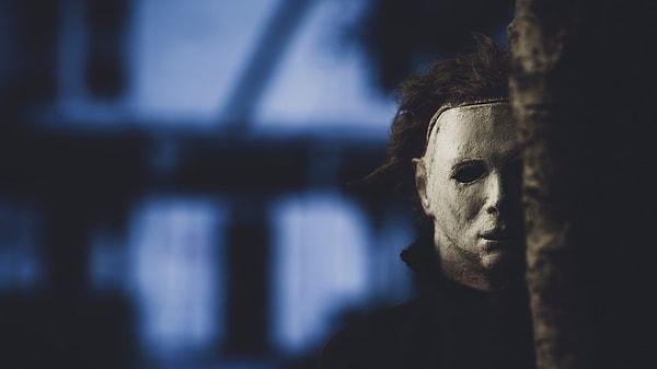 4. "Halloween" 1978 yapımı bir korku filmidir ve "Halloween" film serisinin ilk eseri olarak karşımıza çıkar.
