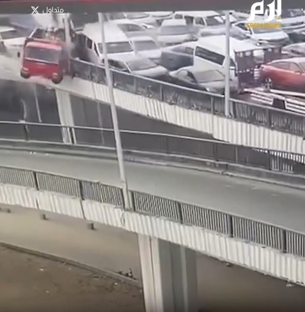 Freni patladığı iddia edilen kamyon, köprü üzerindeki araçlara çarptı. Çarpmanın etkisiyle birçok araç köprüden aşağıya uçtu.