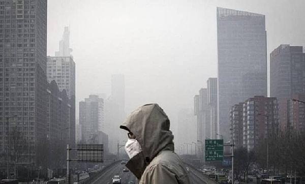 İran'da her yıl hava kirliliği yüzünden 27 bin kişi hayatını kaybediyor. İranlı yetkililer geçtiğimiz günlerde hava kirliliğinin olumsuzlukları konusunda halkı bilinçlendirmek ve farkındalık uyandırmak için sıra dışı bir cezaya imza attı.