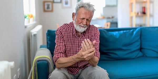 İç Hastalıkları Uzmanı Aytaç Karadağ soğuk havanın, özellikle osteoartrit ve fibromiyalji vakalarında ağrıları tetikleyebileceğini açıkladı. Soğuk hava, eklem sıvısının yoğunlaşmasına ve kaslardaki kasılmaların artmasına neden olarak ağrıyı artırabilir.