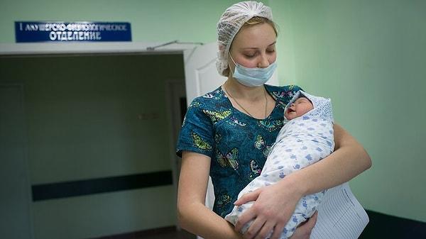 Rusya, 1999'dan sonraki en düşük doğum oranları düzeyine geriledi. Nüfus Dairesi, doğum oranlarındaki düşüşün 2027'ye kadar devam etmesinin beklendiğini duyurmuştu.