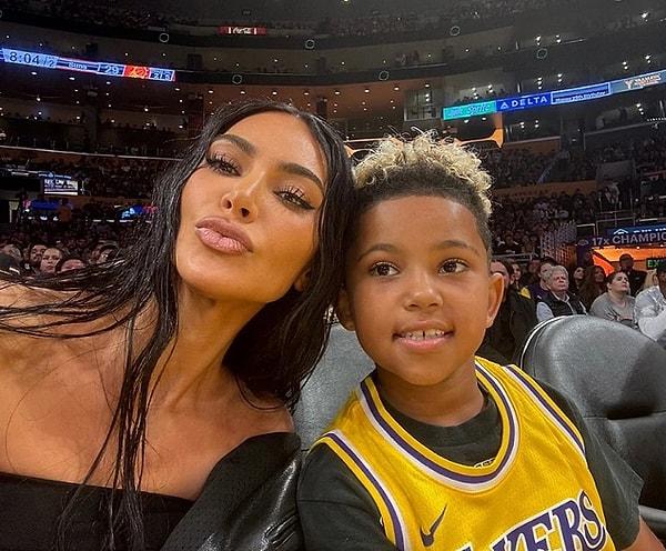 5. Kim Kardashian ve Kanye West geçtiğimiz cuma günü 8 yaşındaki en büyük oğulları Saint'in basketbol maçında beraber görüntülendiler. Tahmin edersiniz ki her Kardashian-West buluşmasında olduğu gibi yine epey bir ses getirdiler. Artık şaşırmıyoruz Kardashian ve West ailesine, çünkü her gün yeni bir haber, yeni bir olay.