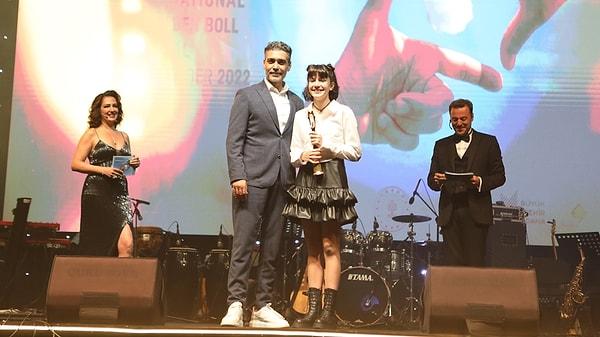 Mina Demirtaş, 29. Uluslararası Altın Koza Film Festivali'nde Umut Veren Genç Kadın ödülünün sahibi olmuş!