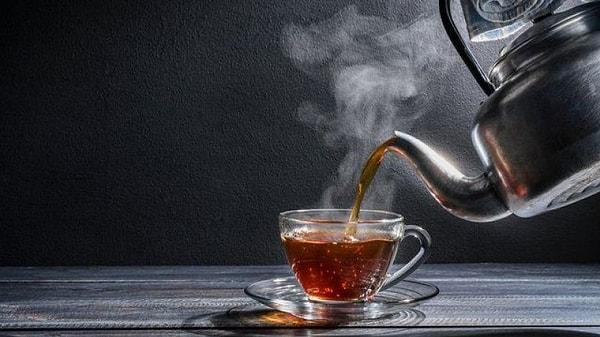 'Tuzlu çay' tartışmaları, ABD’li kimyager Michelle Francl'ın "Demlenmiş Çayın Kimyası" adlı kitabının tanıtımı sırasında yaptığı basın açıklamasında "mükemmel demleme" için çaya 'tuz' atılmasını önerisiyle başladı.