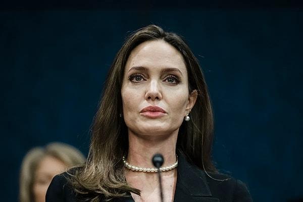 Ayrıca Angelina Jolie'nin uzun yıllar boyunca annesiyle arasını düzeltmek için çaba sarf ettiği de söyleniyor...