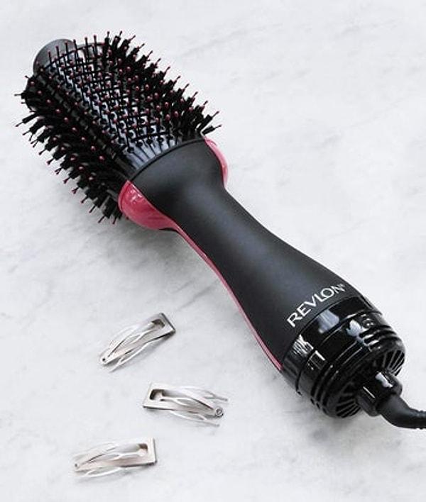 14. Banyodan sonra saçlarınızı hızlıca şekillendirebileceğiniz Revlon One-Step saç kurutucu ve volumizer.