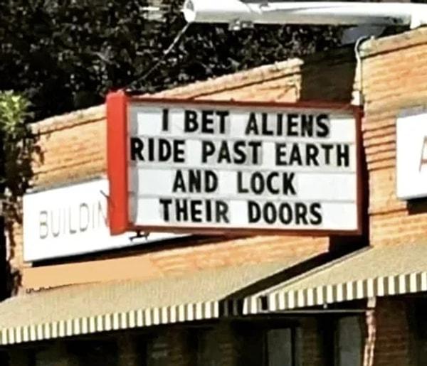 3. "Eminim uzaylılar Dünya'nın yanından geçerken kapılarını kitliyordur."