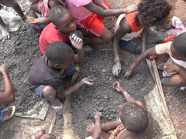 7. "Kongo'daki çocuklar yıllardır sömürge koşullarında kobalt madenciliği yapıyorlar. Bu kobalt, sözde çevre dostu ve sürdürülebilir olan her şeyde kullanıluyor."