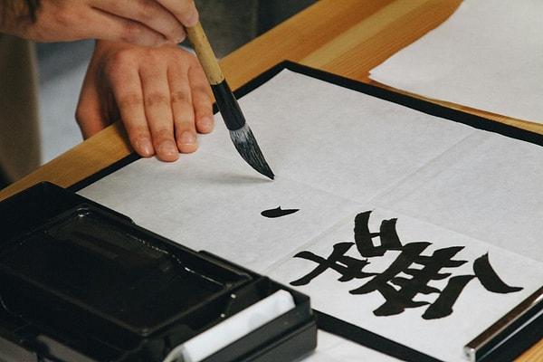 10. Japoncada üç yazı formatı var: Kanji, hiragana, and katakana.