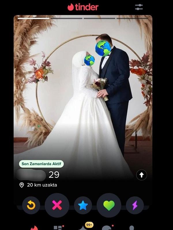 İşte bu beyefendi de tövbe estağfurullah bu tanışma uygulamalarından biri olan Tinder'a eşiyle olan düğün fotoğrafını koymuş...