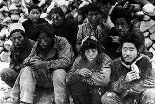 2. 1948'de Güney Kore'de gerçekleşen Jeju katliamı sırasında idam edilmeyi bekleyen Jeju adası sakinleri.