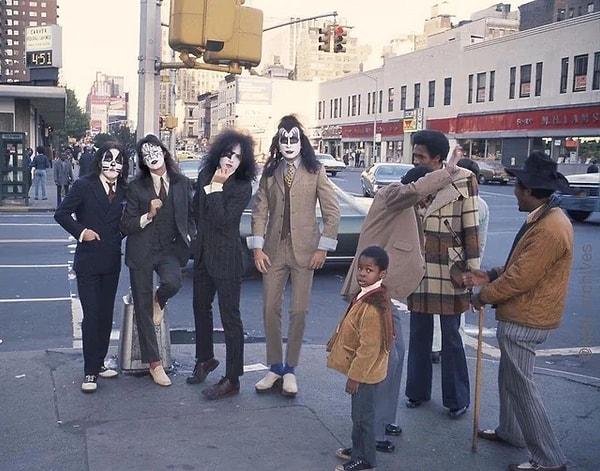 12. Kiss grubunun üyeleri New York'ta takım elbiseyle gezerken. (1975)