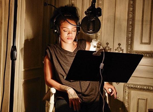 Raggae müziğiyle büyüyen ve 7 yaşında şarkı söylemeye başlayan Rihanna, müzikle uğraşmaya karar vermiş. Çok doğru bir seçim yapmış yani ne de olsa müzik iyileştirir.