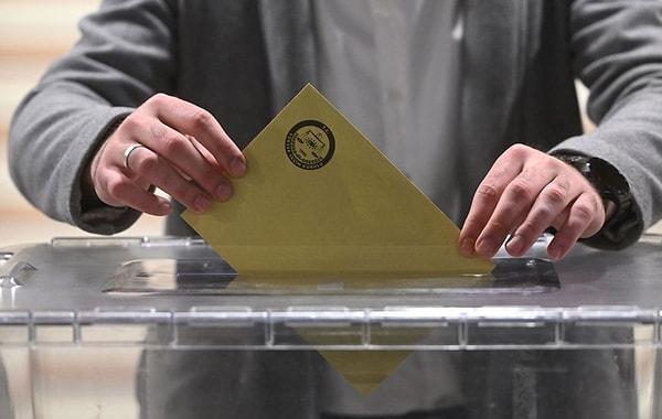 Sonuçlara göre DEM Parti seçmeninin yüzde 46.9'luk bir kısmı adayı beğenmese de partisine oy vermekten vazgeçmeyeceğini ifade etti. DEM Parti'yi yüzde 40.6 oranla AKP seçmeni izledi. AKP'nin ardındansa yüzde 36.4 oranıyla bir önceki seçimde CHP'ye oy veren seçmen kitlesi geldi.