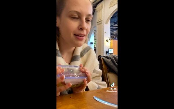 Geçtiğimiz günlerde viral olan videoda kadın masada artan yemekleri saklama kabına koyduğunu göstermiş ve herkesi bunu yapmaya davet etmişti.