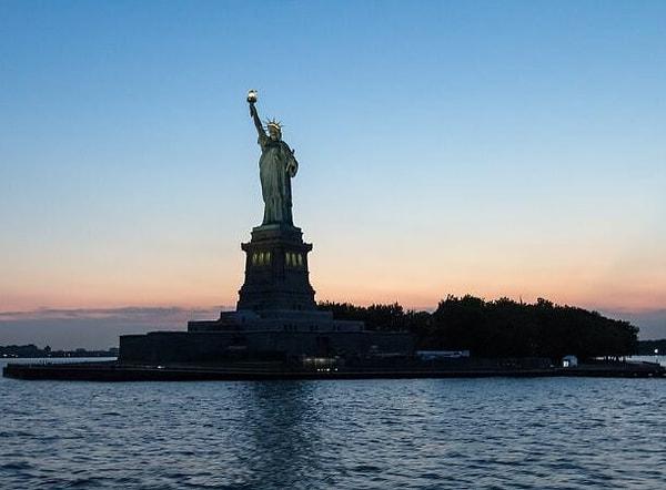 11. 151 metre uzunluğundaki Özgürlük Anıtı bir zamanlar New York'a gelen göçmenleri selamlıyordu. Etkilenmemek elde değil. Her yıl 4 milyon turist de aynı fikirde.