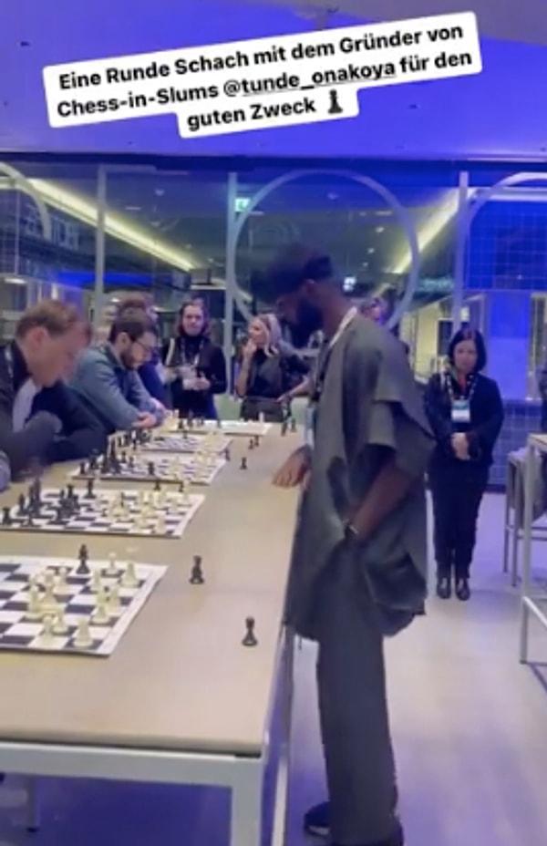 Nijeryalı satranç ustası Tunde Onakoya Almanya'da aynı anda 10 kişiyle satranç oynadı.