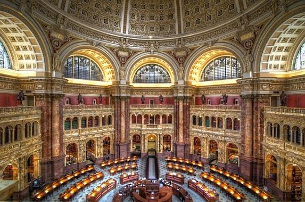 11. 1800 yılında 6.487 kitaptan oluşan mütevazı bir kütüphane olan Kongre Kütüphanesi, bugün bir kitapsever diyarına dönüşmüştür.