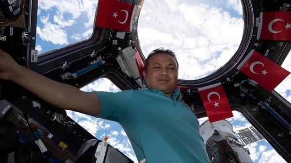 Uzayda geçirdiği 18 günde 13 bilimsel deney gerçekleştiren Alper Gezeravcı, üç ertelemenin ardından nihayet geçtiğimiz saatlerde dünyaya geri döndü!