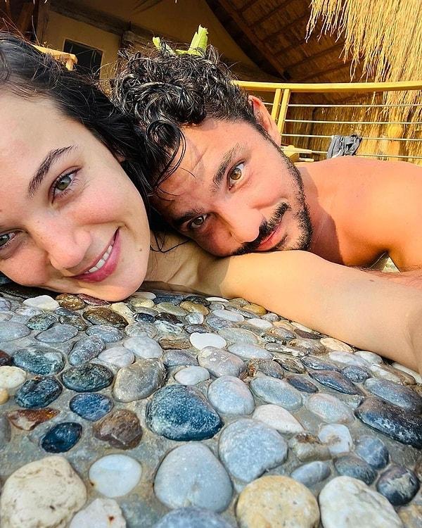 Ünlü oyuncu Pınar Deniz ve Kaan Yıldırım'ın 2022 yılında başlayan aşklarını duymayan kalmamıştır diye düşünüyoruz! Birbirlerine olan aşklarını her fırsatta ilan eden çiftimiz magazin gündeminin de sık sık konuşulan isimleri arasında yer alıyor.