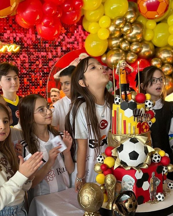 Bu yılın teması da Galatasaray olmuş! Bu yıl 10 yaşına giren Hira Kurt, fanatik taraftarlığını doğum gününde göstermek istemiş anlaşılan.