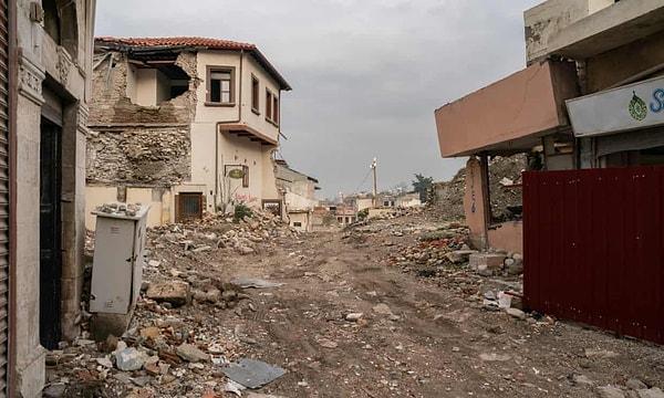 İngiliz The Guardian gazetesi, 6 Şubat 2023 depremlerinin yıldönümünde, en çok yıkımın yaşandığı şehirlerden olan Hatay'da yapılan deprem konutlarının fiyatlarına değindi.