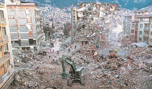 11 ilimizi etkileyen ve binlerce vatandaşımızı kaybettiğimiz deprem felaketinin 1. yılında tüm Türkiye'de anma etkinlikleri gerçekleştirildi.