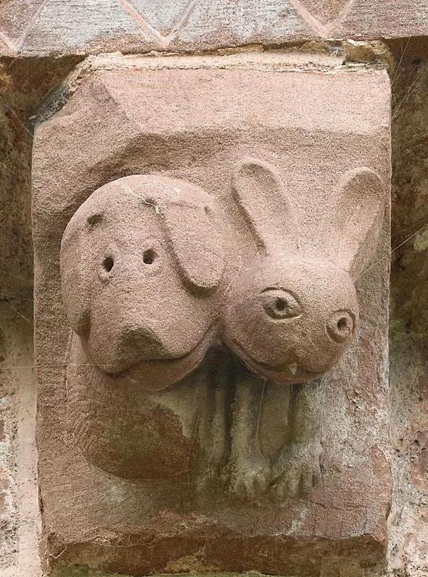 15. İngiltere'nin Kilpeck kentindeki St Mary ve St David Kilisesi'nde bir tazı ve tavşanı tasvir eden, M.S 12. yüzyıldan kalma bir oymalı duvar desteği.