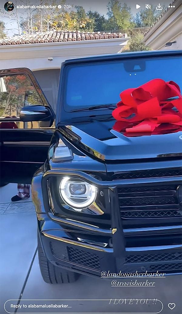 Kardashianlar, her yıl düzenledikleri Noel partisinde de görüldüğü gibi, tatil söz konusu olduğunda her zaman ellerinden geleni yapmalarıyla biliniyor. Barker ve eşi Kourtney bu yıl tatil için çocukları Landon ve Alabama'ya 150 bin dolar değerindeki kendi Mercedes-Benz G-Wagon'larını hediye etti.