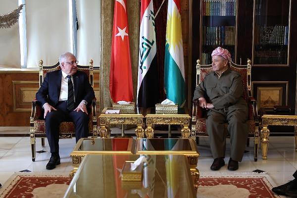 Milli Savunma Bakanı Yaşar Güler, Irak Kürdistan Demokrat Partisi (KDP) Başkanı Mesut Barzani ile de görüştü.Bakanlıktan ziyarete ilişkin yapılan açıklamada, şunlar kaydedildi: "Milli Savunma Bakanı Yaşar Güler, beraberinde Genelkurmay Başkanı Orgeneral Metin Gürak ile gittiği Erbil'de, KDP Başkanı Mesut Barzani ile görüştü. Görüşmede bölgesel savunma ve güvenlik konularında görüş alışverişinde bulunulurken, Bakan Yaşar Güler Cumhurbaşkanımız Sayın Recep Tayyip Erdoğan'ın selamlarını da iletti."