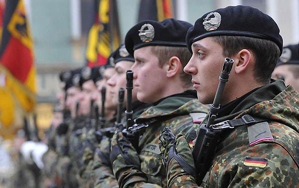 Almanya’da zorunlu askerlik kaldırıldığı ve askere gönüllü gitmek isteyen sayısı da yeterli olmadığı için, asker açığı kapatılamıyor.