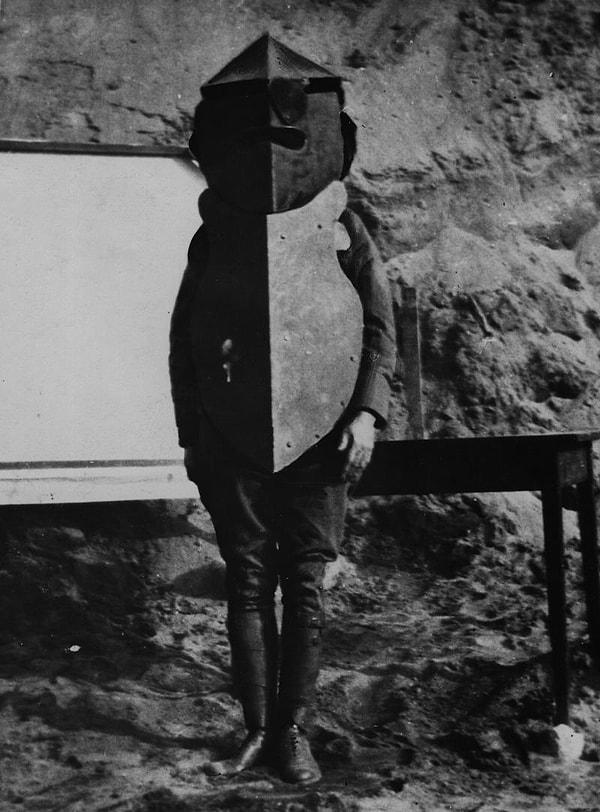 11. Birinci Dünya Savaşı sırasında ABD askerlerinin kullandıkları vücut zırhı.
