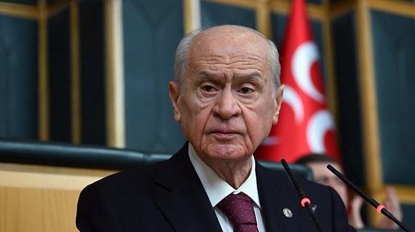 MHP Genel Başkanı Devlet Bahçeli, 1997 yılından beri partisinin liderliğini sürdürüyor. Siyasi tarihimizde en uzun süre partisinin başında kalan isimlerden birisi olarak dikkat çekiyor.