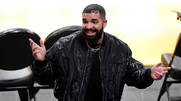 Dünyaca ünlü rapçi Drake, yalnızca şarkılarıyla değil çalkantılı özel hayatı ve açıklamalarıyla da sık sık gündem olan, yabancı magazinin radarından da hiç çıkmayan isimlerden!