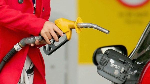 İzmir'de benzin fiyatı: 40,30 TL,  İzmir'de motorin fiyatı: 42,72 TL.