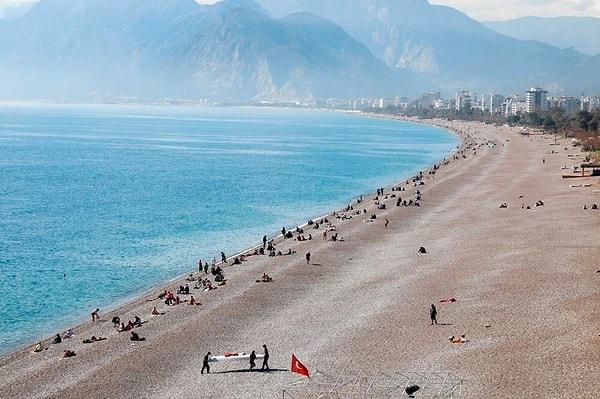 Türkiye’nin doğu illeri soğuk ve karlı hava ile mücadele ederken Antalya’da sıcaklık 20 dereceleri buldu. Hafta sonuyla birlikte yerli yabancı birçok kişi sahil ve parklarda yoğunluk oluşturdu.