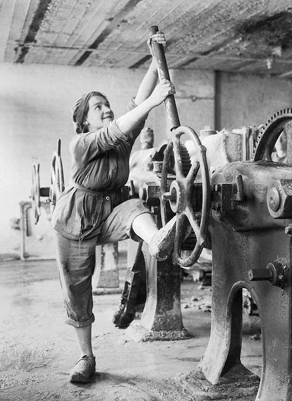 During World War I, there was a resurgence of interest in women's trouser-wearing.
