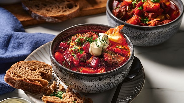 6. "Borscht" isimli görseldeki yemek hangi ülkeye aittir?